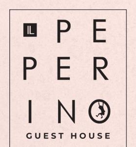 un letrero blanco con las palabras "casa de huéspedes de pizza" en Il Peperino GuestHouse, en Viterbo