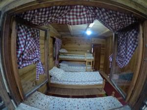 Rúm í herbergi á Log cabin Uvac (Vikendica Saponjic)