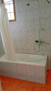 Usa RiverにあるKilimanjaro Eco Lodgeのバスルーム(シャワーカーテン付きのバスタブ付) +26枚の写真