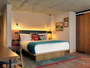 Postel nebo postele na pokoji v ubytování Treehouse Hotel London