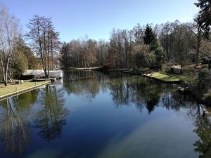 Ein Blick auf einen See in der Nähe der Ferienwohnung