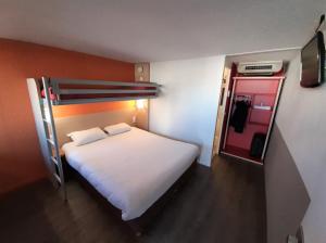 Un pat sau paturi într-o cameră la Première Classe Mâcon Sud