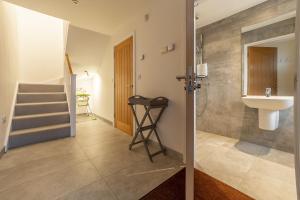 baño con lavabo y aseo y escalera en Westaway, en Portreath 33 fotos más