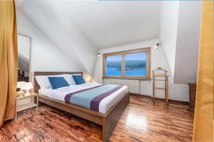 a bedroom with a bed and a window at Villa Regina Bella by Casa da Suite in Nebbiuno