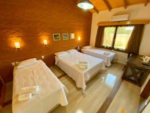 Cette chambre comprend 2 lits et une fenêtre. dans l'établissement Encanto Rural, à Bella Vista