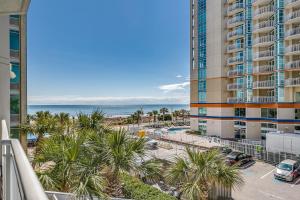 Blick auf den Strand vom Balkon eines Gebäudes in der Unterkunft Dunes Village in Myrtle Beach