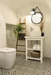 y baño con aseo blanco y lavamanos. en A Casa di Costanza, en Atri