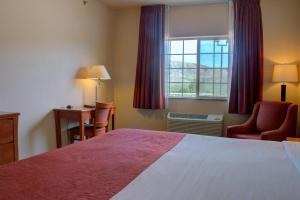 Postel nebo postele na pokoji v ubytování Allington Inn & Suites Kremmling + 20 fotografií
