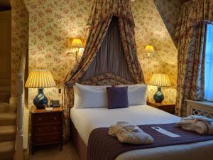 Llit o llits en una habitació de Cotswold Lodge Hotel