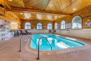 einen Pool in einem Gebäude mit Holzdecke in der Unterkunft Comfort Inn & Suites near Route 66 in Lincoln