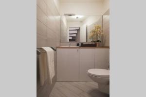 A bathroom at Palazzo D'Arrigo White Loft Még 18 kép
