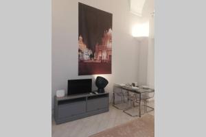 Una televisión o centro de entretenimiento en Palazzo D'Arrigo White Loft
