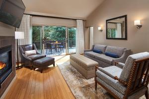 sala de estar con sofá, sillas y chimenea en L'Auberge De Sedona, en Sedona