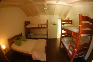 Cama ou camas em um quarto em Pousada Tubes Maresias