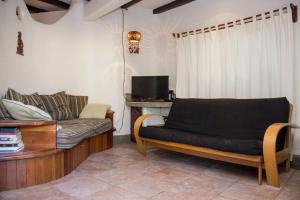 sala de estar con sofá y silla en One bedroom Apt In The Heart Of Playa only One block to the Beach!, en Playa del Carmen