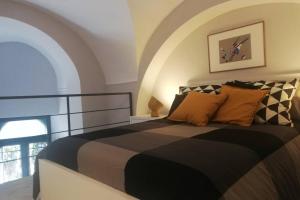 een slaapkamer met een groot bed in een kamer bij Palazzo D'Arrigo Black Loft in Catania