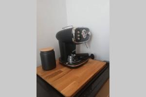 een koffiezetapparaat op een houten tafel bij Palazzo D'Arrigo Black Loft in Catania