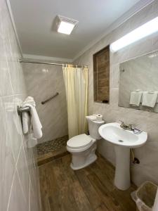 un baño con inodoro y lavabo en Economy Inn, en Arcadia 12 fotos más