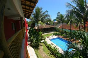 A piscina localizada em Pousada Tubes Maresias ou nos arredores