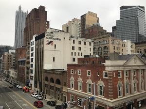 匹兹堡Stay Pittsburgh的享有拥有建筑和汽车的城市街道的景色