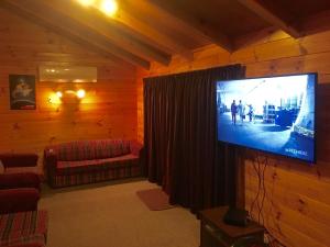 Televizors / izklaižu centrs naktsmītnē Alpine Cabin - Ohakune Holiday Home