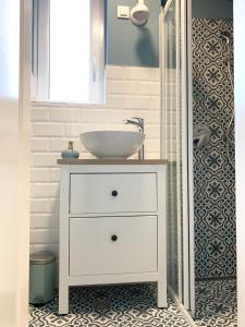 een badkamer met een witte wastafel en een spiegel bij Rainbow Central Studio by Carpe Diem in Zagreb