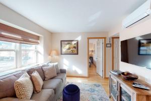 een woonkamer met een bank en een flatscreen-tv bij Jarvis #202 in Durango