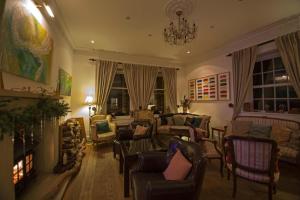 Elle comprend un salon doté d'un mobilier et d'un lustre. dans l'établissement The Frenchgate Restaurant & Hotel, à Richmond