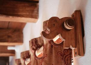 un cuore di legno con una tazza appesa a un muro di Ganesha Hotel a San Cristóbal de Las Casas