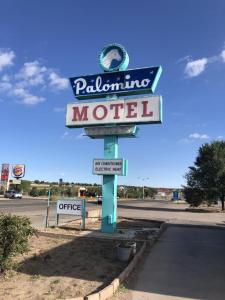 una señal para un motel al lado de una carretera en Palomino Motel en Las Vegas