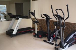 uma fila de bicicletas de exercício numa sala de fitness em Maximus Business Hotel em Ji-Paraná