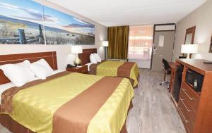 Postel nebo postele na pokoji v ubytování Days Inn by Wyndham Midland
