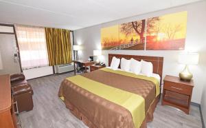 Postel nebo postele na pokoji v ubytování Days Inn by Wyndham Midland