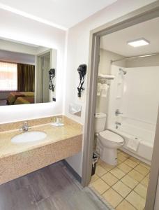 Koupelna v ubytování Days Inn by Wyndham Midland