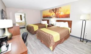 Postel nebo postele na pokoji v ubytování Days Inn by Wyndham Midland