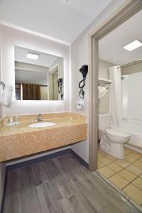 Koupelna v ubytování Days Inn by Wyndham Midland + 27 fotografií