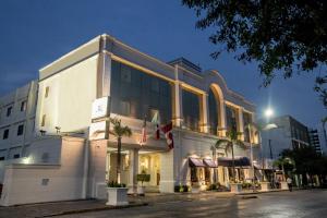 un bâtiment arborant un drapeau américain devant lui dans l'établissement Plaza de Oro, à Monterrey