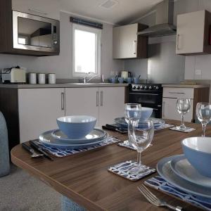 Black Rock Sands Caravan Sleeps 8 tesisinde mutfak veya mini mutfak