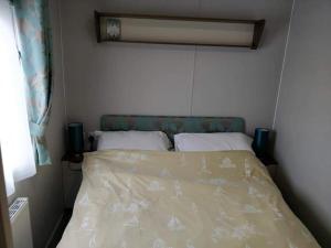 Black Rock Sands Caravan Sleeps 8 tesisinde bir odada yatak veya yataklar