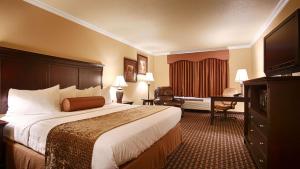 A bed or beds in a room at Best Western Plus Southpark Inn & Suites