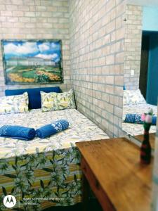 Bett mit Kissen und Tisch im Zimmer in der Unterkunft Suites Casa De Ban in Lençóis