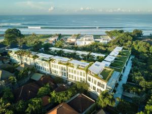 z powietrza widok na ośrodek w pobliżu oceanu w obiekcie Eden The Residence at The Sea Seminyak w mieście Seminyak