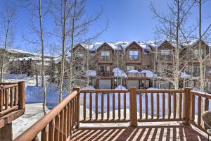 Airy Winter Park Gem with Private Outdoor Hot Tub! взимку