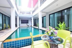 Bazén v ubytování Tina Boutique Resort nebo v jeho okolí