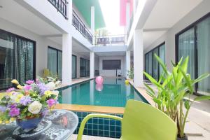 Bazén v ubytování Tina Boutique Resort nebo v jeho okolí