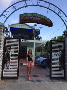 een vrouw die voor een open poort staat bij Con Son Green Island in Con Dao