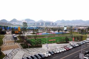 um parque de estacionamento com um monte de carros estacionados em 7 Days Guiyang North Station em Guiyang
