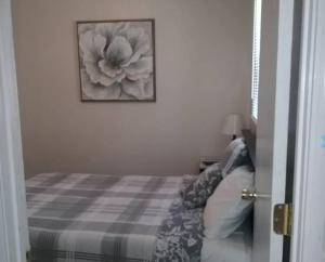 Postel nebo postele na pokoji v ubytování Cozy 1 BR Efficiency Apt close to TTU and Downtown