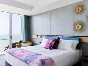 Кровать или кровати в номере Crystalbrook Flynn