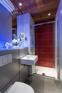 a bathroom with a toilet and a sink and a shower at Henley House Hotel in London